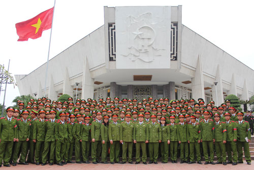 Cán bộ, học viên Học viện CSND chụp ảnh lưu niệm trước Bảo tàng Hồ Chí Minh.